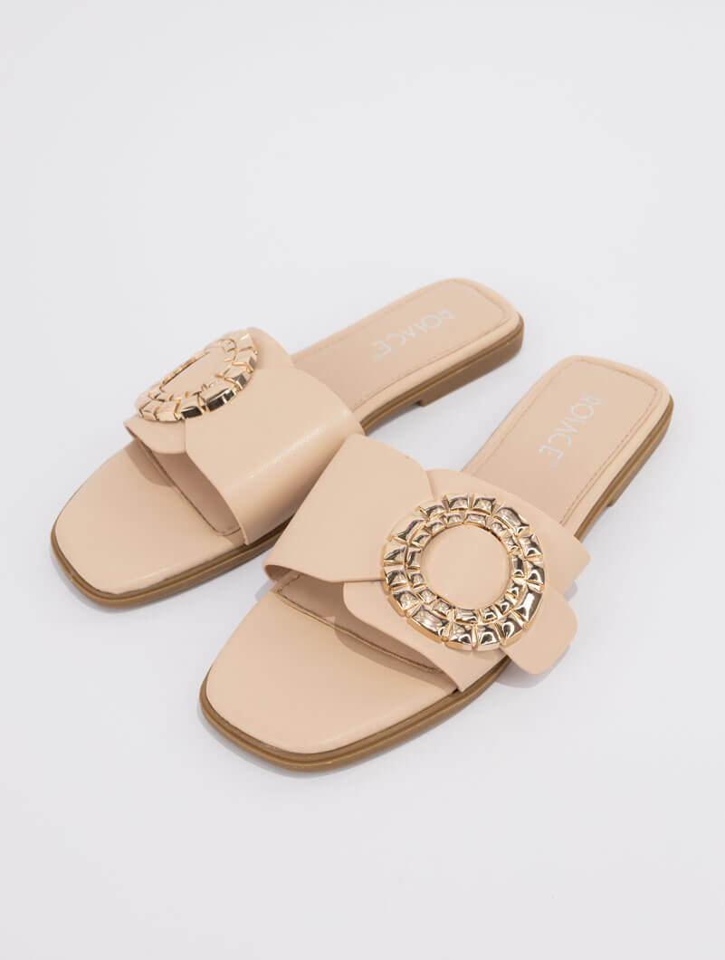 Mules plates à boucle
